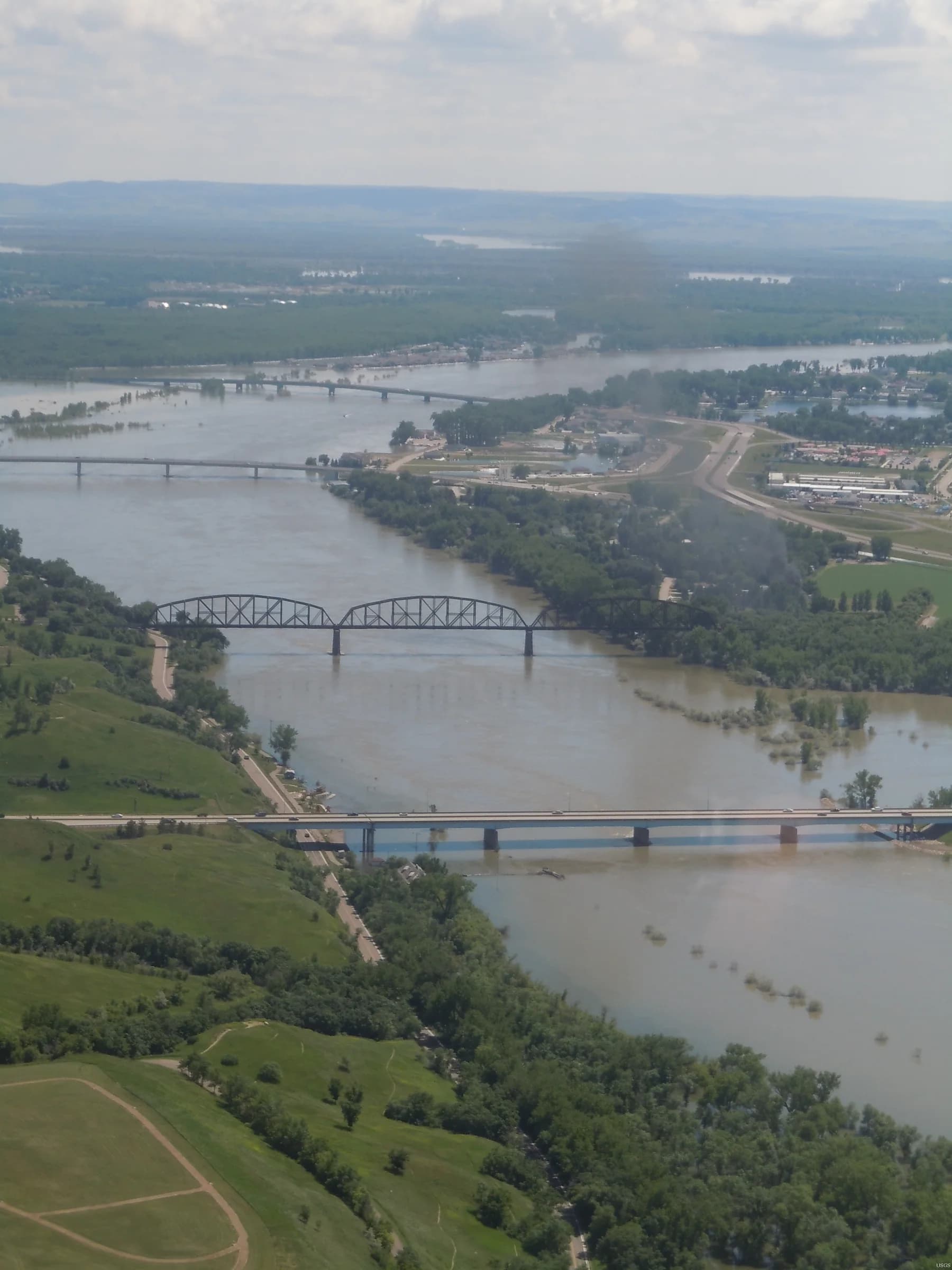 Puentes viales y ferroviarios sobre el río Misuri, fotografiados por USGS en 2011.